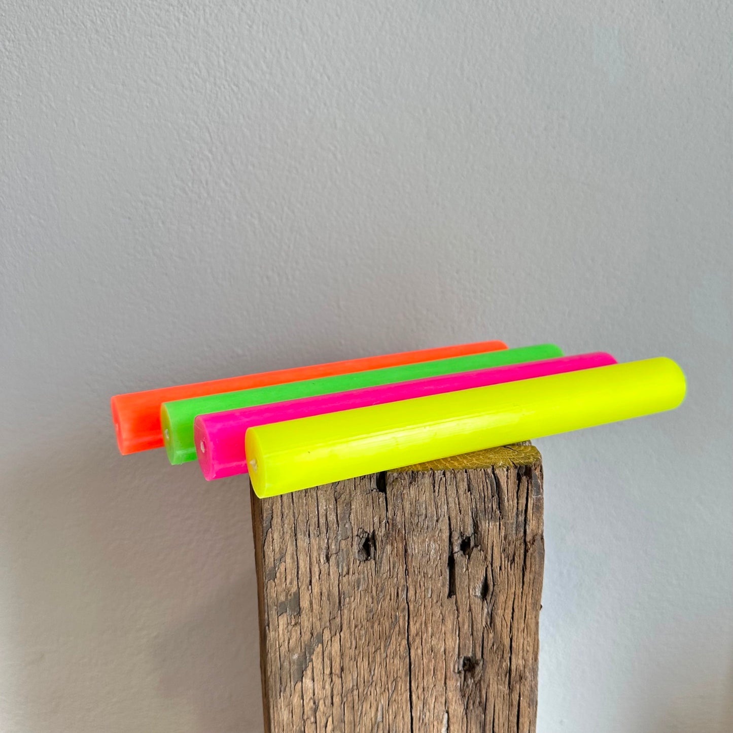 Neon Stabkerze 4 vers. Farben