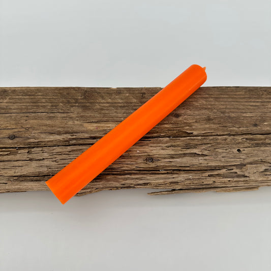 Stabkerze in leuchtendem orange