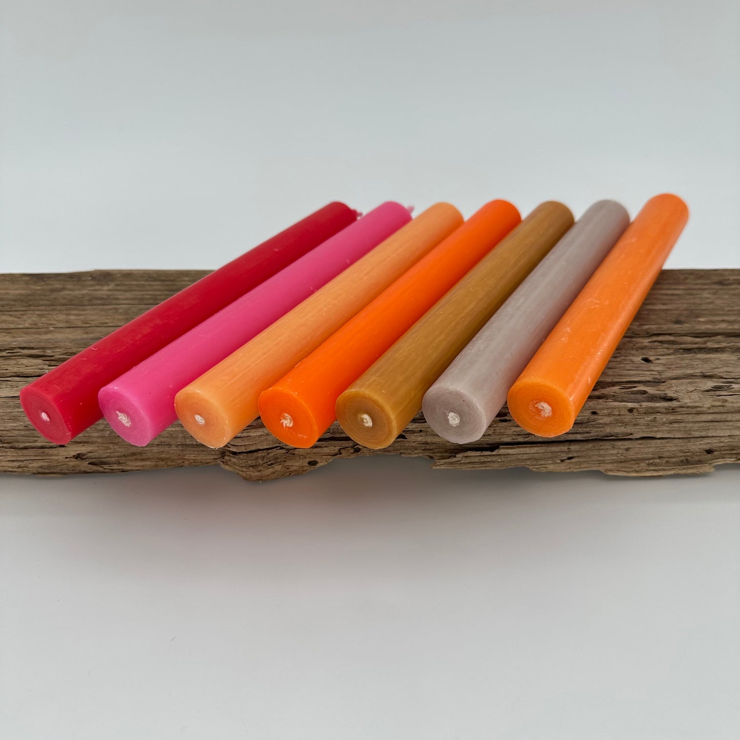 Stabkerze in leuchtendem orange