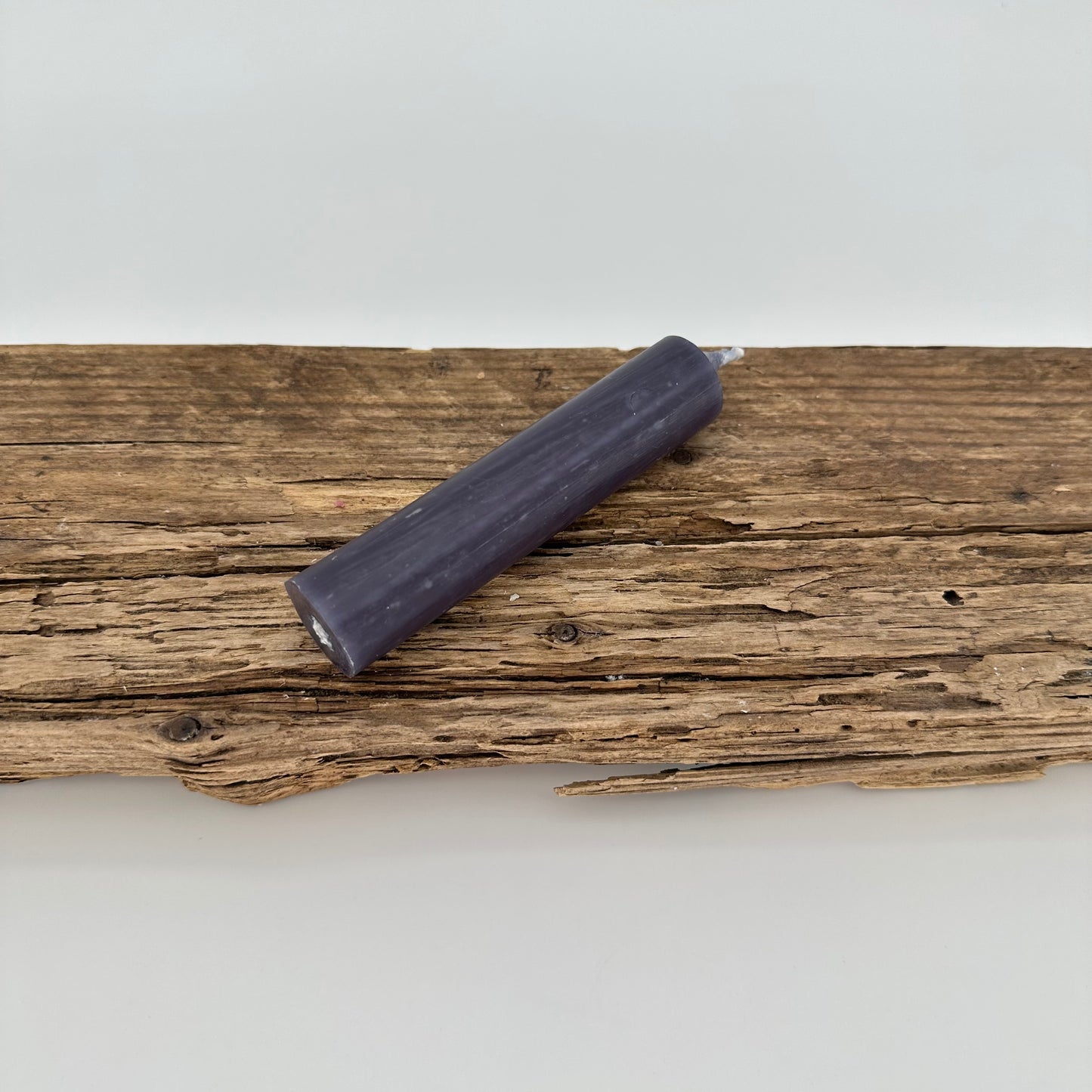 Stabkerze in dunklem grau