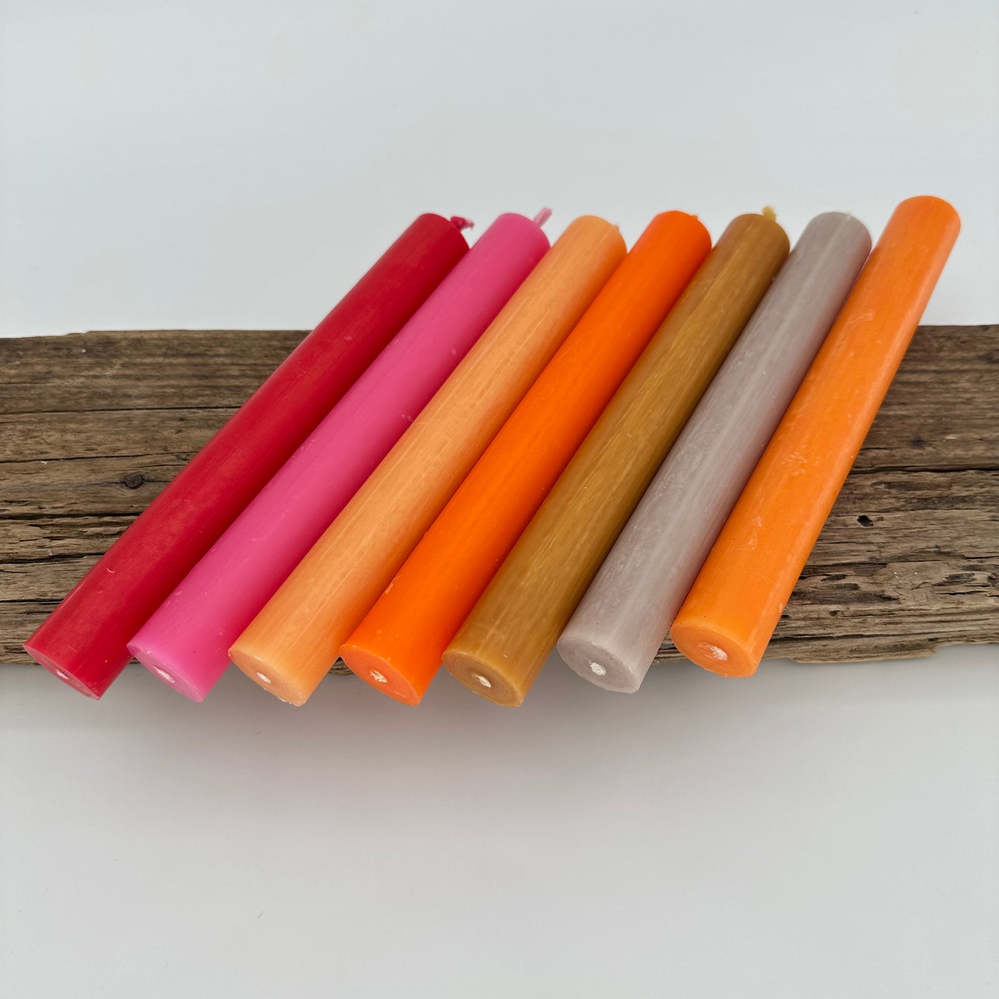 Stabkerze in leuchtendem orange