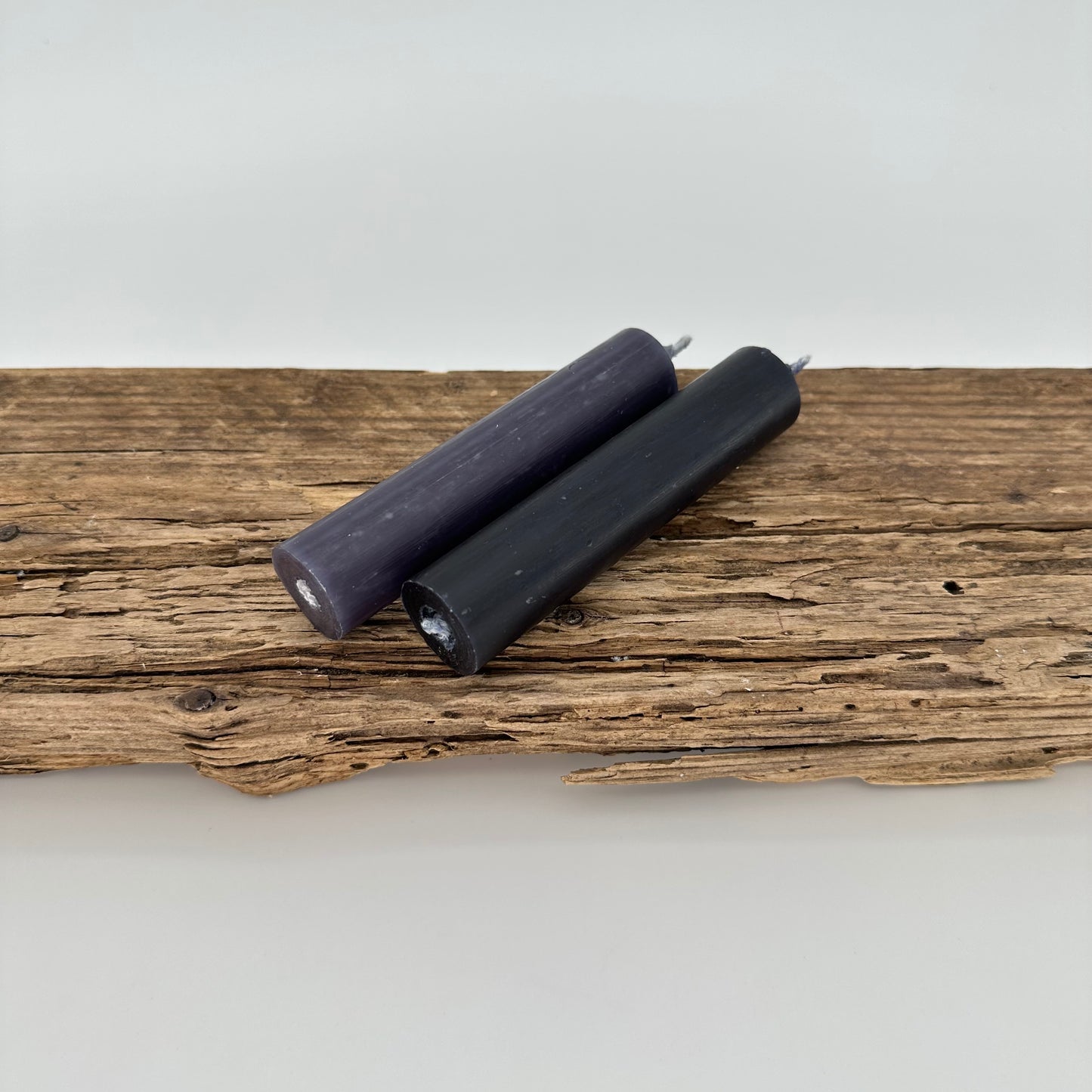 Stabkerze in dunklem grau