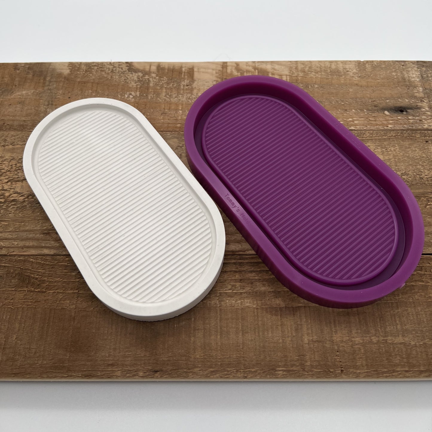 Ovale Schale mit Rillen